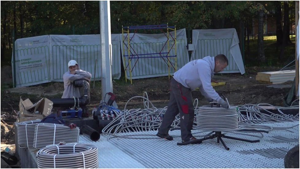 В парке Островского продолжается строительство стационарного катка В парке Островского продолжается строительство стационарного катка