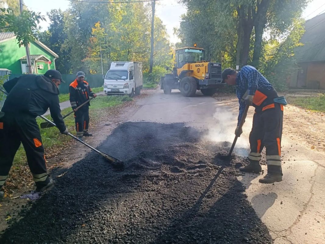 В нашем городе продолжаются ежедневные работы по ямочному ремонту на дорогах и во дворах В нашем городе продолжаются ежедневные работы по ямочному ремонту на дорогах и во дворах