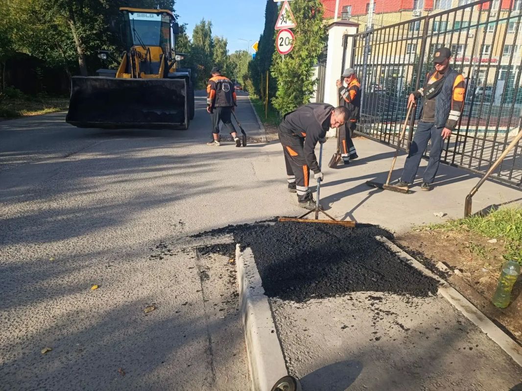 В нашем городе продолжаются ежедневные работы по ямочному ремонту на дорогах и во дворах В нашем городе продолжаются ежедневные работы по ямочному ремонту на дорогах и во дворах