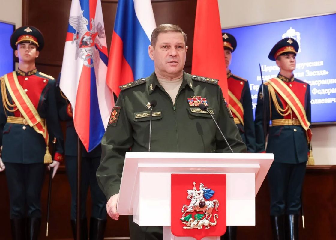 Андрей Воробьев: Вместе с врио командующего войсками Московского военного округа, генерал-лейтенантом Игорем Серицким передали «Золотую Звезду» и Грамоту Героя России семье подполковника Андрея Кулакова Андрей Воробьев: Вместе с врио командующего войсками Московского военного округа, генерал-лейтенантом Игорем Серицким передали «Золотую Звезду» и Грамоту Героя России семье подполковника Андрея Кулакова
