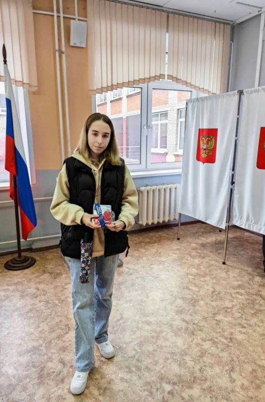 Подарки на память и первый в жизни выбор: в Подольске голосуют молодые избиратели