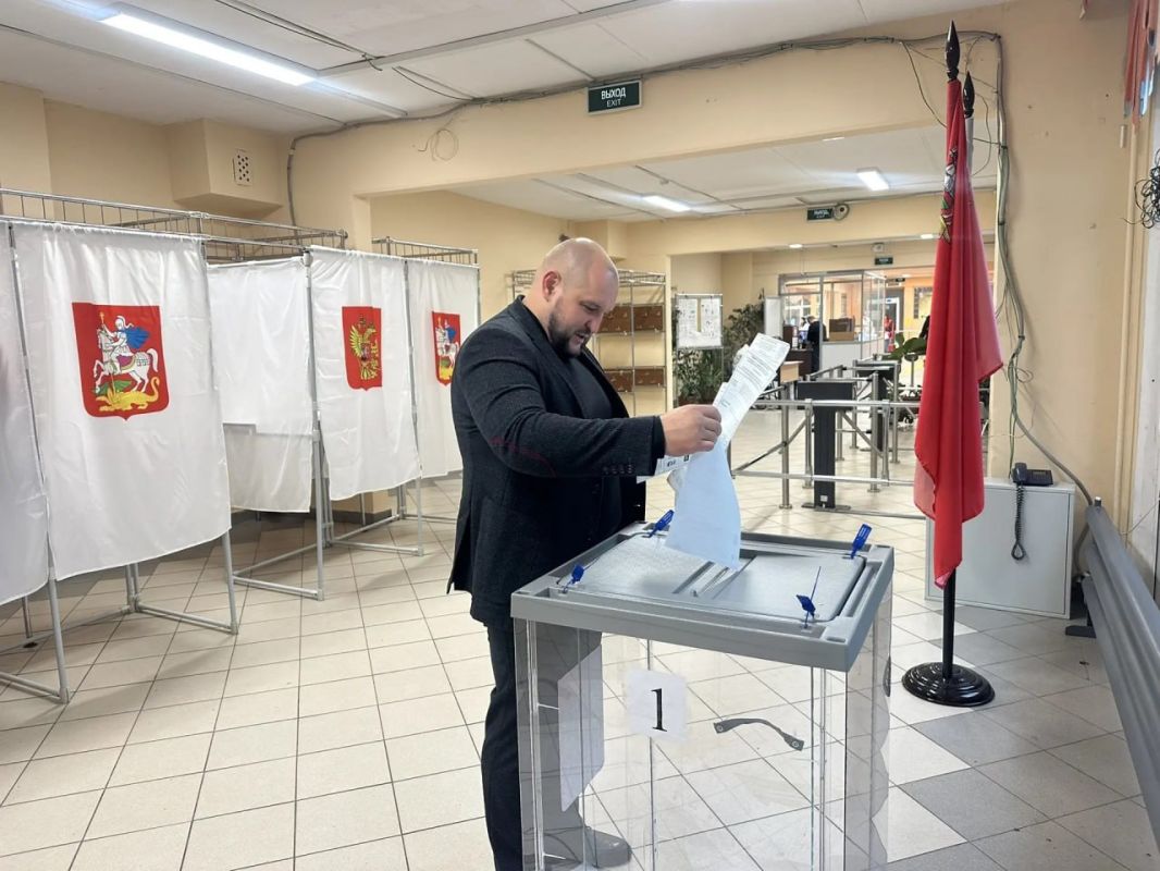 Депутат Совета депутатов округа Пушкинский Андрей Ломов проголосовал на избирательном участке в Пушкино Депутат Совета депутатов округа Пушкинский Андрей Ломов проголосовал на избирательном участке в Пушкино
