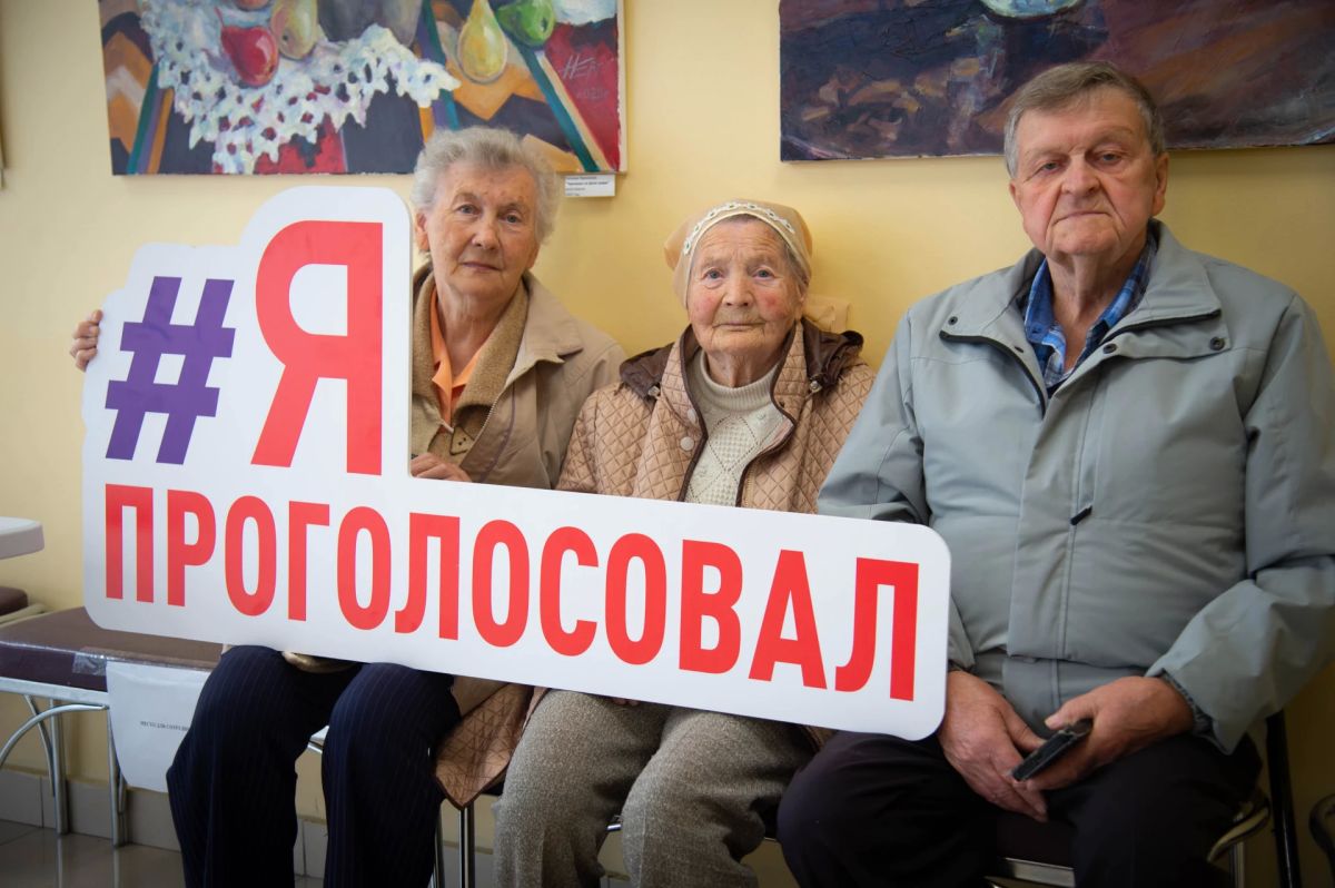 Столетняя жительница округа Мария Тихоновна Зуева пришла сегодня на избирательный участок в ДК «Коломна» в сопровождении родных Столетняя жительница округа Мария Тихоновна Зуева пришла сегодня на избирательный участок в ДК «Коломна» в сопровождении родных