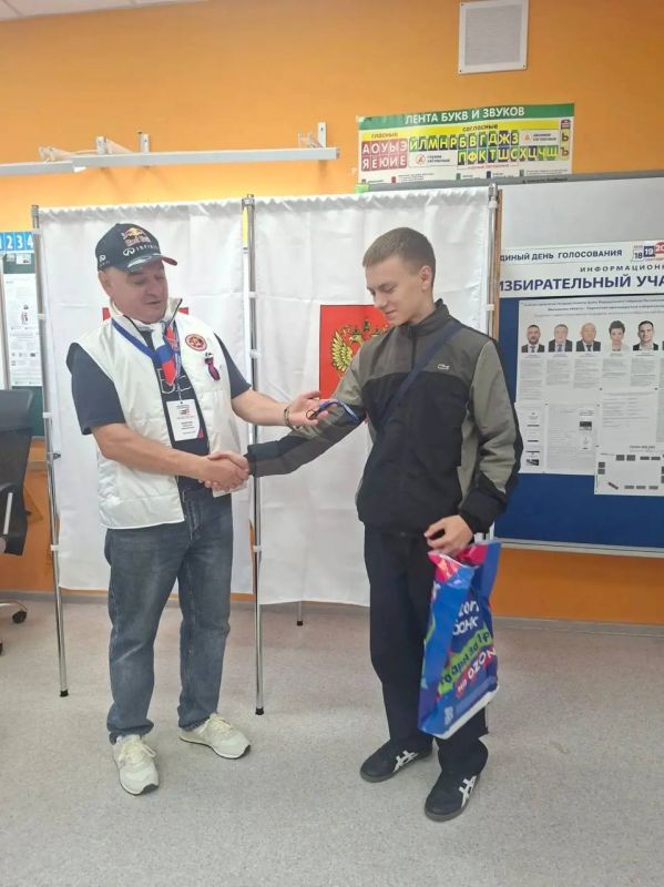 Подарки на память и первый в жизни выбор: в Подольске голосуют молодые избиратели Подарки на память и первый в жизни выбор: в Подольске голосуют молодые избиратели