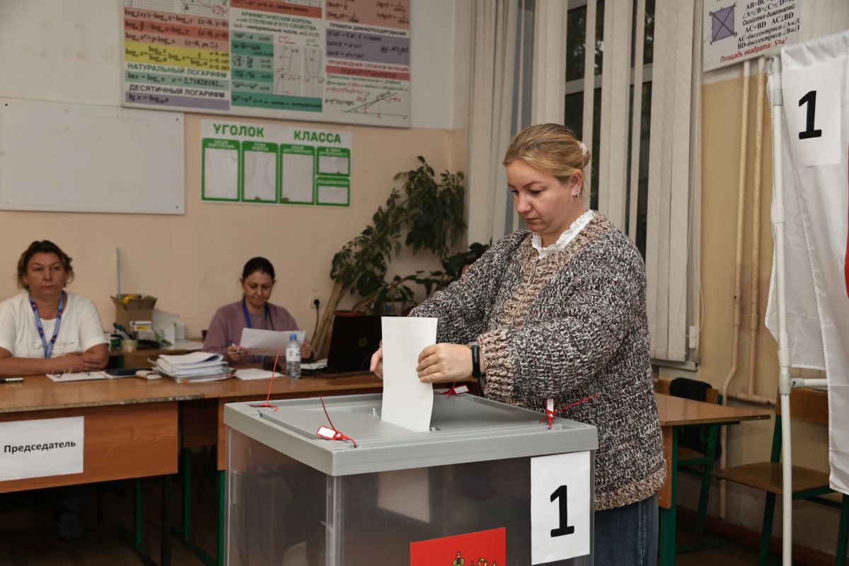 Первые проголосовавшие уже отдали свой голос на выборах в Госдуму и Мособлдуму Первые проголосовавшие уже отдали свой голос на выборах в Госдуму и Мособлдуму