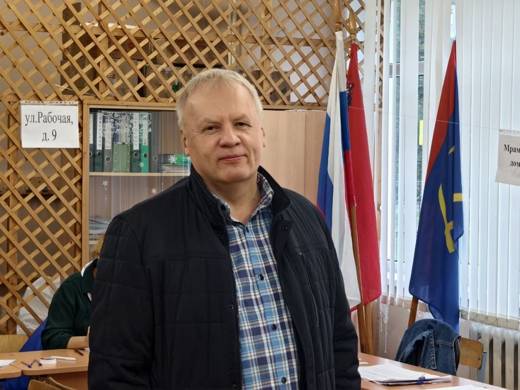 С гитарой и гражданской позицией: музыкант Владимир Поляков проголосовал в Лицее № 26