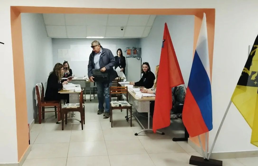 Первые избиратели уже проголосовали в Химках Первые избиратели уже проголосовали в Химках