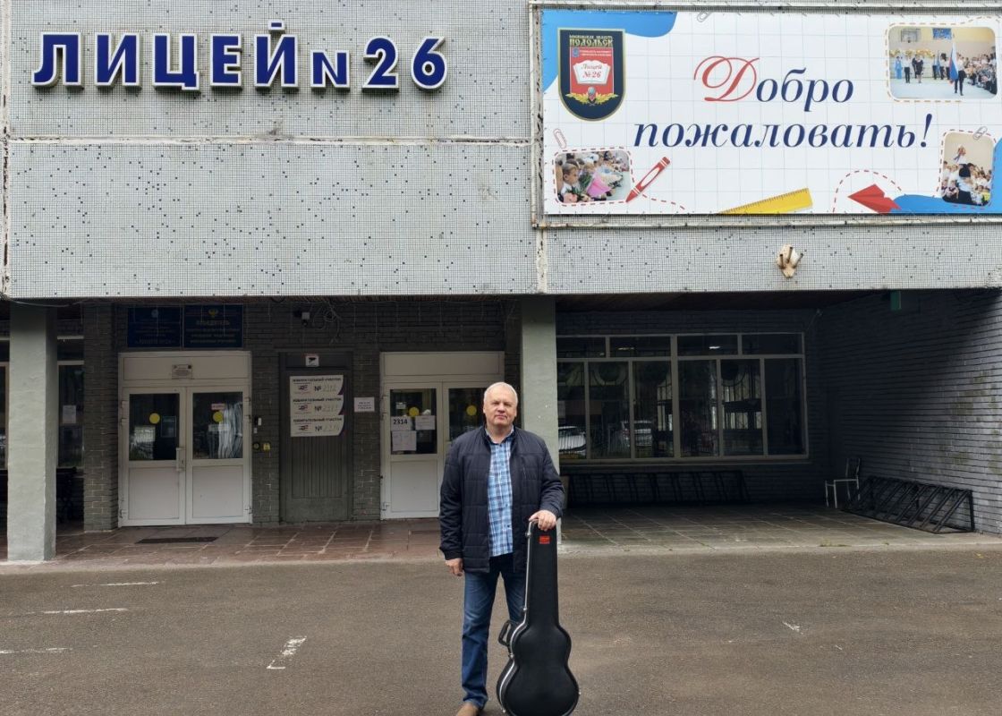 С гитарой и гражданской позицией: музыкант Владимир Поляков проголосовал в Лицее № 26 С гитарой и гражданской позицией: музыкант Владимир Поляков проголосовал в Лицее № 26