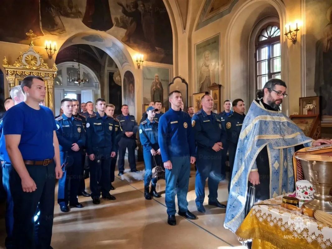 Духовная опора огнеборцев: пожарные Подмосковья отметили день иконы «Неопалимая Купина» Духовная опора огнеборцев: пожарные Подмосковья отметили день иконы «Неопалимая Купина»