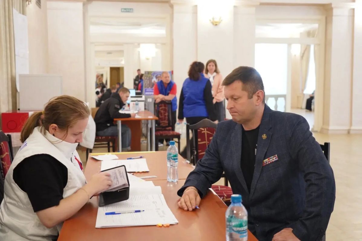 Жители микрорайона Ферма голосуют на избирательном участке №2738, расположенном в Центральном офицерском клубе 12-го Главного управления Минобороны РФ