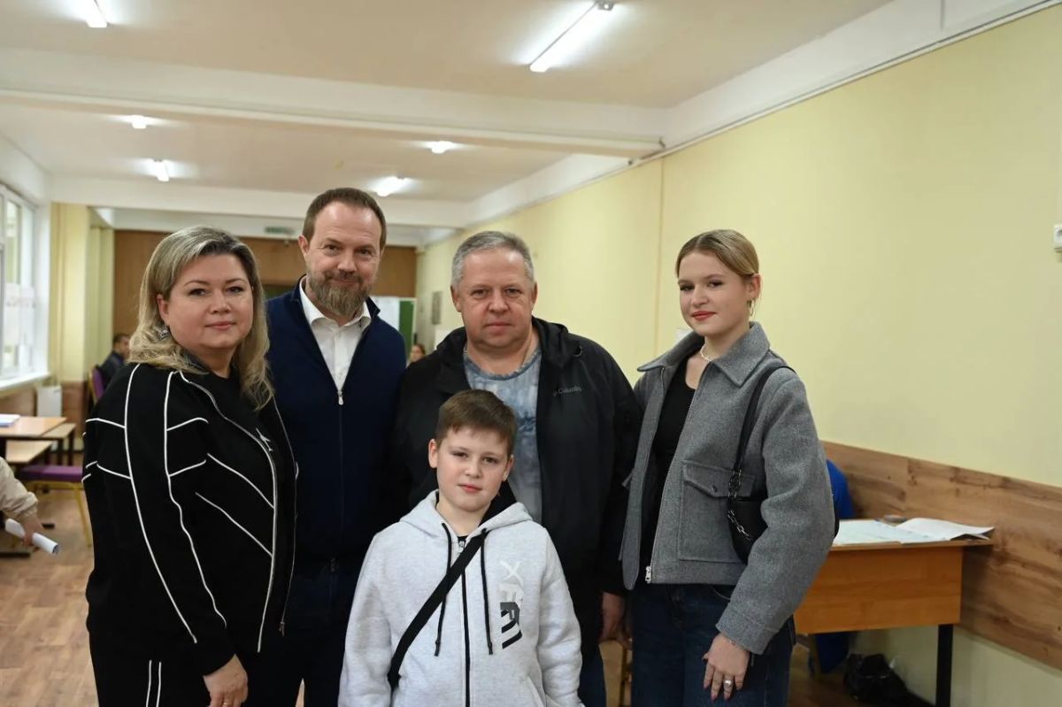 Завершаю первый день голосования объездом избирательных участков в Красногорске – в Опалиховской СОШ, лицее №4 и гимназии №2. Голосование здесь проходит открыто и прозрачно, в соответствии с действующим законодательством Завершаю первый день голосования объездом избирательных участков в Красногорске – в Опалиховской СОШ, лицее №4 и гимназии №2. Голосование здесь проходит открыто и прозрачно, в соответствии с действующим законодательством
