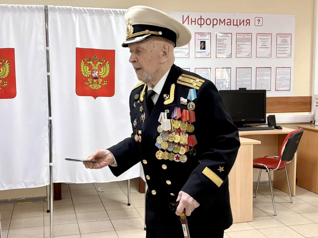 Игорь Трифонов: В первый день голосования свой выбор на избирательном участке № 3600 сделал наш уважаемый ветеран Великой Отечественной войны, почётный гражданин Королёва Николай Александрович Топорков Игорь Трифонов: В первый день голосования свой выбор на избирательном участке № 3600 сделал наш уважаемый ветеран Великой Отечественной войны, почётный гражданин Королёва Николай Александрович Топорков