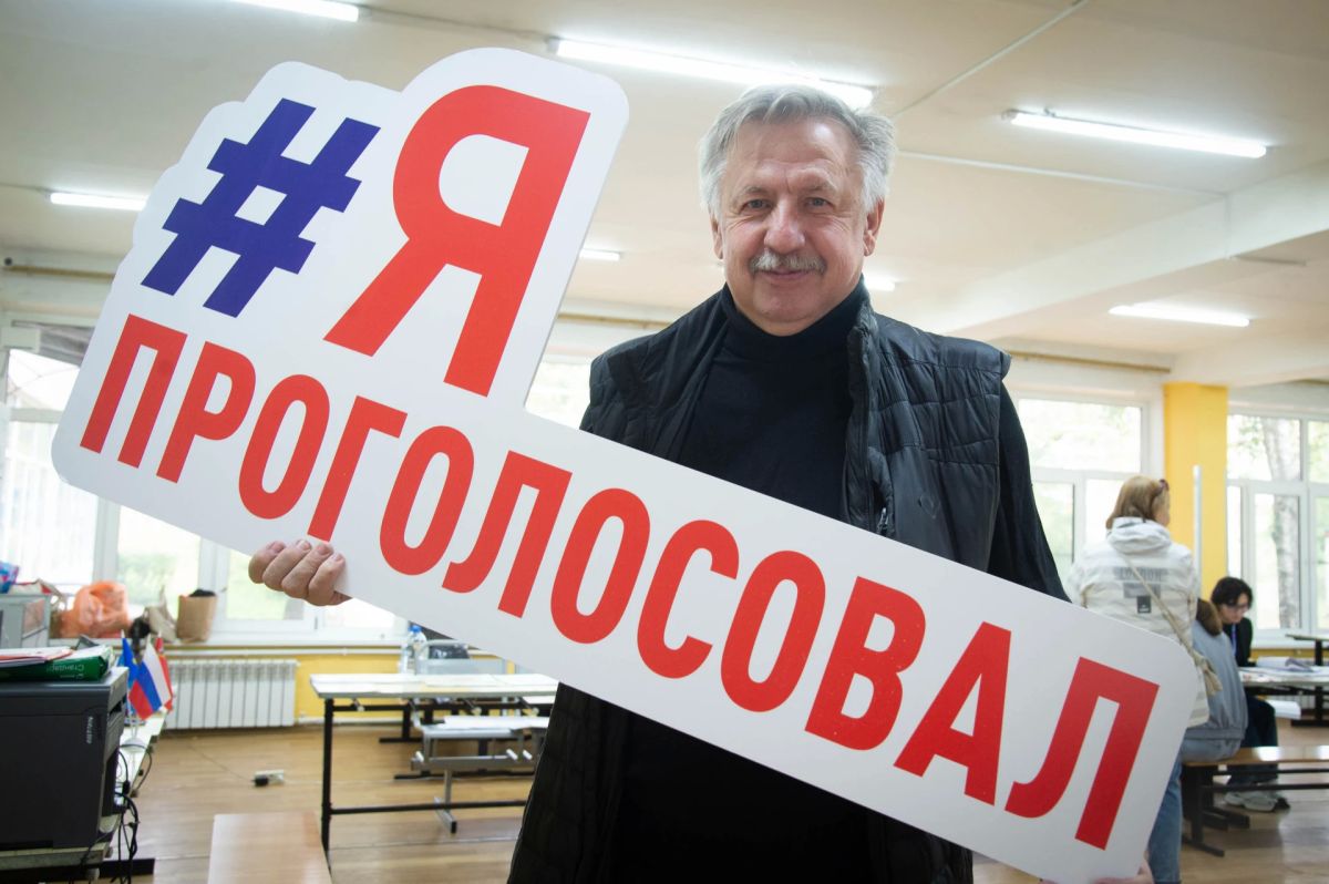 Председатель Общественной палаты Городского округа Коломна Михаил Кострулев проголосовал на выборах депутатов Государственной Думы, Московской областной Думы и Совета депутатов муниципалитета на избирательном участке в школе... Председатель Общественной палаты Городского округа Коломна Михаил Кострулев проголосовал на выборах депутатов Государственной Думы, Московской областной Думы и Совета депутатов муниципалитета на избирательном участке в школе...