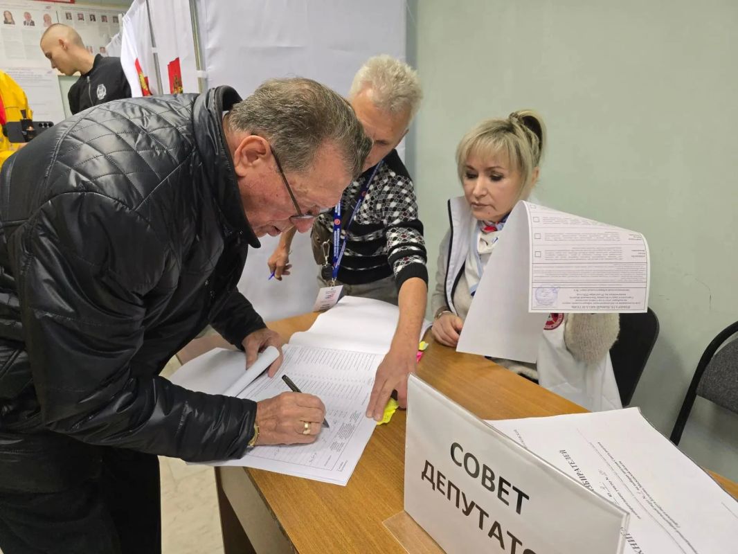 Почетный гражданин Городского округа Коломна, председатель Совета Коломенского офицерского собрания, контр-адмирал Вячеслав Юрченко проголосовал на выборах депутатов Государственной Думы, Московской областной Думы, а также... Почетный гражданин Городского округа Коломна, председатель Совета Коломенского офицерского собрания, контр-адмирал Вячеслав Юрченко проголосовал на выборах депутатов Государственной Думы, Московской областной Думы, а также...