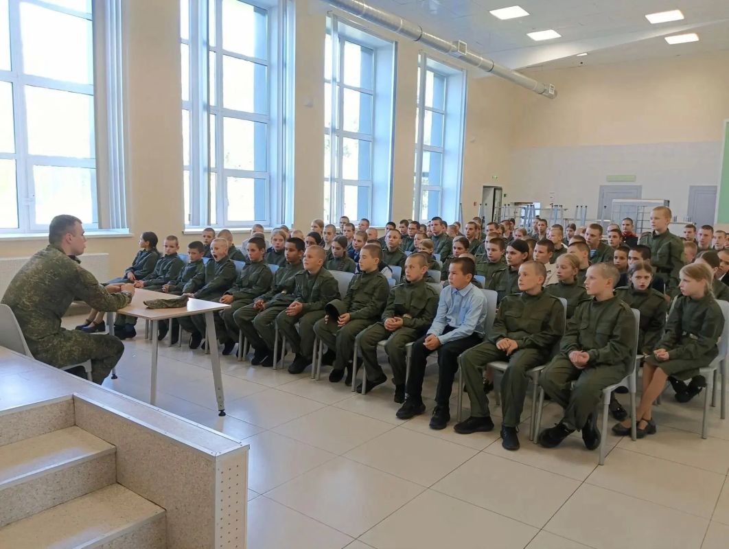17 сентября в Ногинском кадетском корпусе имени Героя Советского Союза Б. В. Громова в рамках программы патриотического воспитания прошла встреча кадет с участником Специальной военной операции Сергеем Комаровым — бывшим... 17 сентября в Ногинском кадетском корпусе имени Героя Советского Союза Б. В. Громова в рамках программы патриотического воспитания прошла встреча кадет с участником Специальной военной операции Сергеем Комаровым — бывшим...