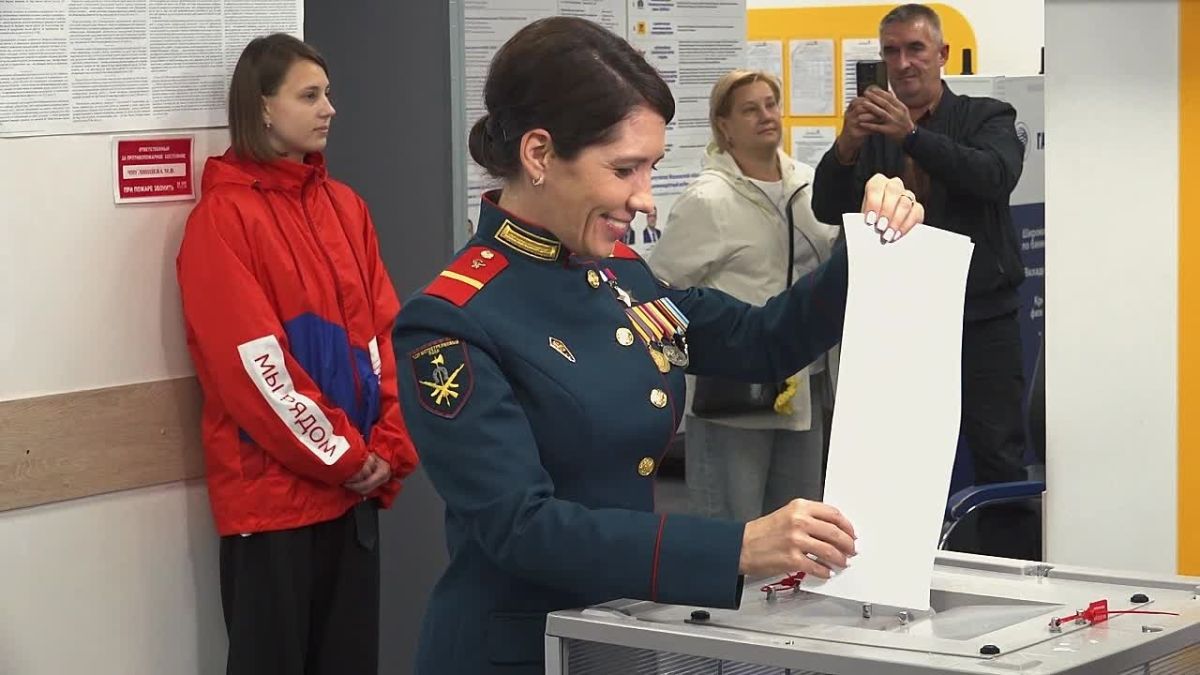 В первый день трёхдневного голосования свой выбор сделала Герой России, фельдшер из Ступина Людмила Болилая
