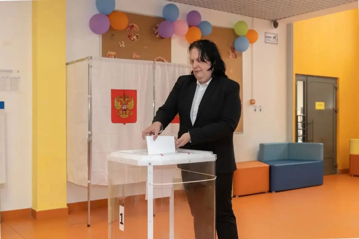 Одним из тех, кто проголосовал сегодня на УИК в Жуковском, стал член избирательной комиссии Московской области Роман Ромишевский