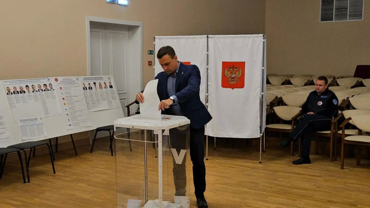 Одним из первых в Жуковском проголосовал председатель Московской областной организации «Российский союз молодежи» Артем Репяхов Одним из первых в Жуковском проголосовал председатель Московской областной организации «Российский союз молодежи» Артем Репяхов