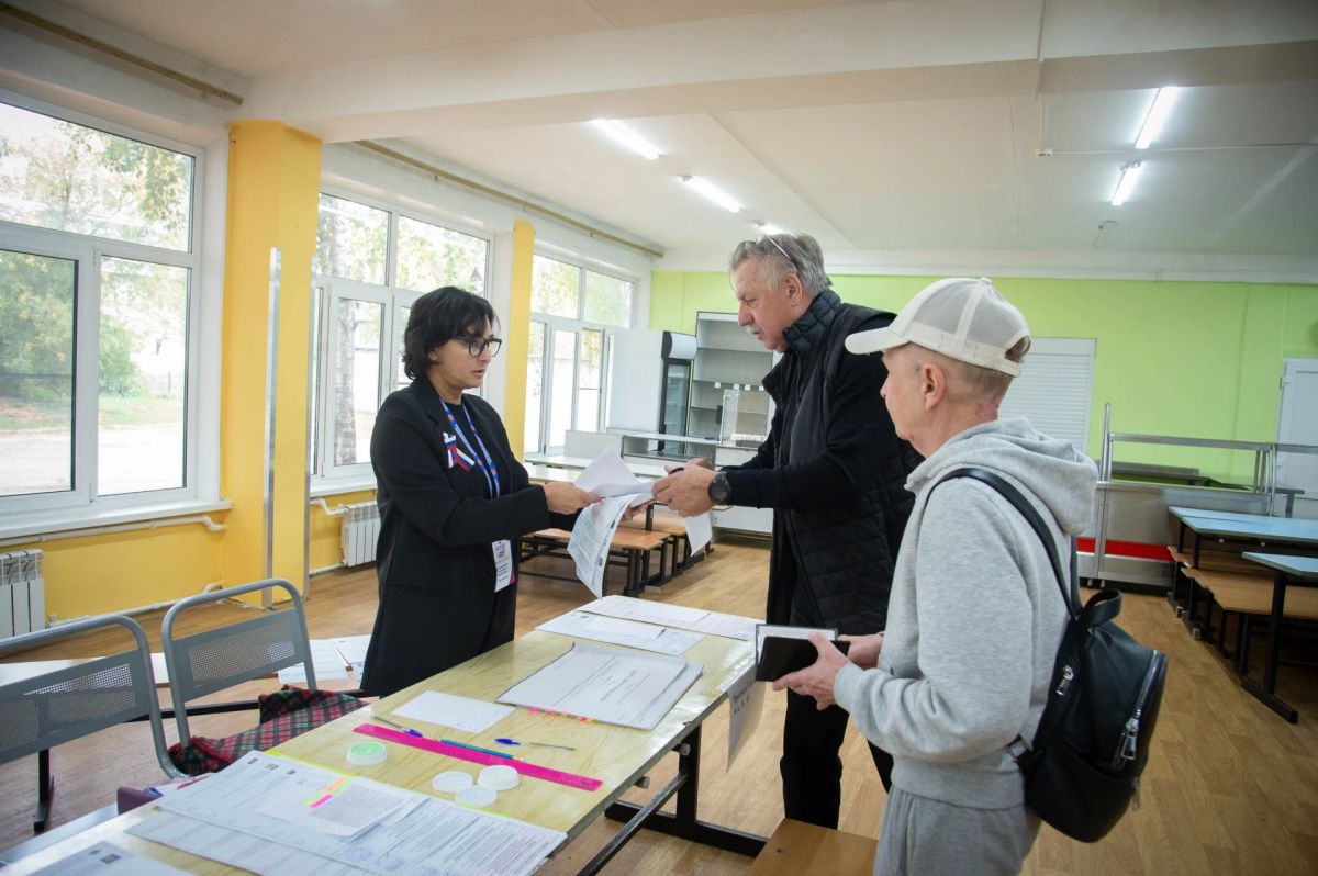 Председатель Общественной палаты Городского округа Коломна Михаил Кострулев проголосовал на выборах депутатов Государственной Думы, Московской областной Думы и Совета депутатов муниципалитета на избирательном участке в школе... Председатель Общественной палаты Городского округа Коломна Михаил Кострулев проголосовал на выборах депутатов Государственной Думы, Московской областной Думы и Совета депутатов муниципалитета на избирательном участке в школе...