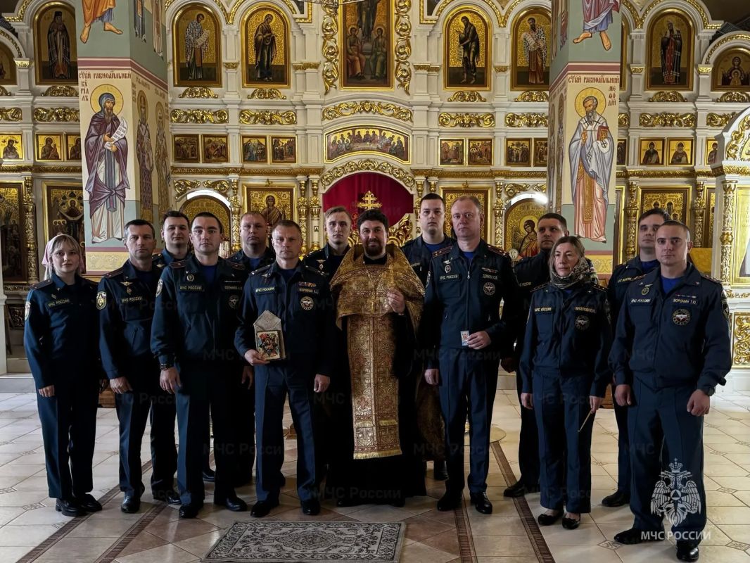 Духовная опора огнеборцев: пожарные Подмосковья отметили день иконы «Неопалимая Купина» Духовная опора огнеборцев: пожарные Подмосковья отметили день иконы «Неопалимая Купина»