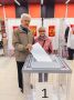 Двери избирательных участков открыты - члены комиссий радостно приветствуют избирателей!