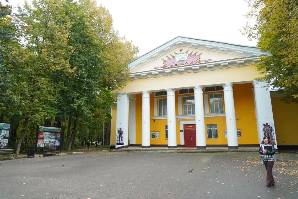 Жители микрорайона Ферма голосуют на избирательном участке №2738, расположенном в Центральном офицерском клубе 12-го Главного управления Минобороны РФ Жители микрорайона Ферма голосуют на избирательном участке №2738, расположенном в Центральном офицерском клубе 12-го Главного управления Минобороны РФ