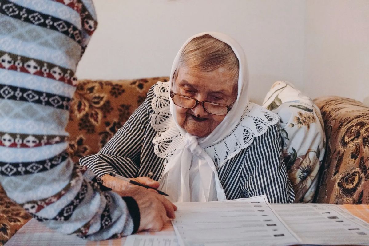 Один из самых пожилых избирателей нашего округа — ветеран Великой Отечественной войны Антонина Тихоновна Андреева — проголосовала на дому Один из самых пожилых избирателей нашего округа — ветеран Великой Отечественной войны Антонина Тихоновна Андреева — проголосовала на дому
