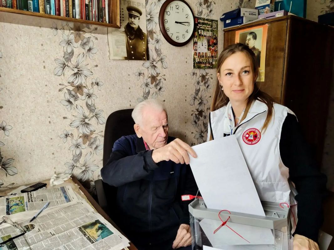 Татьяна Витушева: Сегодня в Истре на дому проголосовал Георгий Васильевич Анохин — участник битвы за Москву, ветеран Великой Отечественной войны, почётный гражданин нашего округа Татьяна Витушева: Сегодня в Истре на дому проголосовал Георгий Васильевич Анохин — участник битвы за Москву, ветеран Великой Отечественной войны, почётный гражданин нашего округа