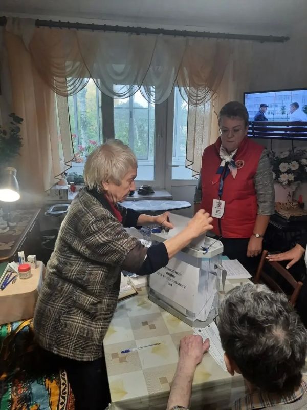 Непосредственно на избирательных участках наиболее активно голосуют городские жители, а в сельской местности больше востребовано надомное голосование Непосредственно на избирательных участках наиболее активно голосуют городские жители, а в сельской местности больше востребовано надомное голосование