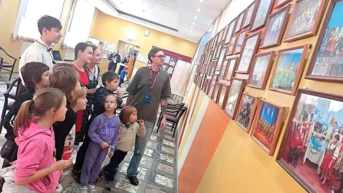 Почувствуй себя актером: в Доме культуры «Текстильщик» для жителей, которые пришли на избирательные участки, организовали интерактивный театр Почувствуй себя актером: в Доме культуры «Текстильщик» для жителей, которые пришли на избирательные участки, организовали интерактивный театр