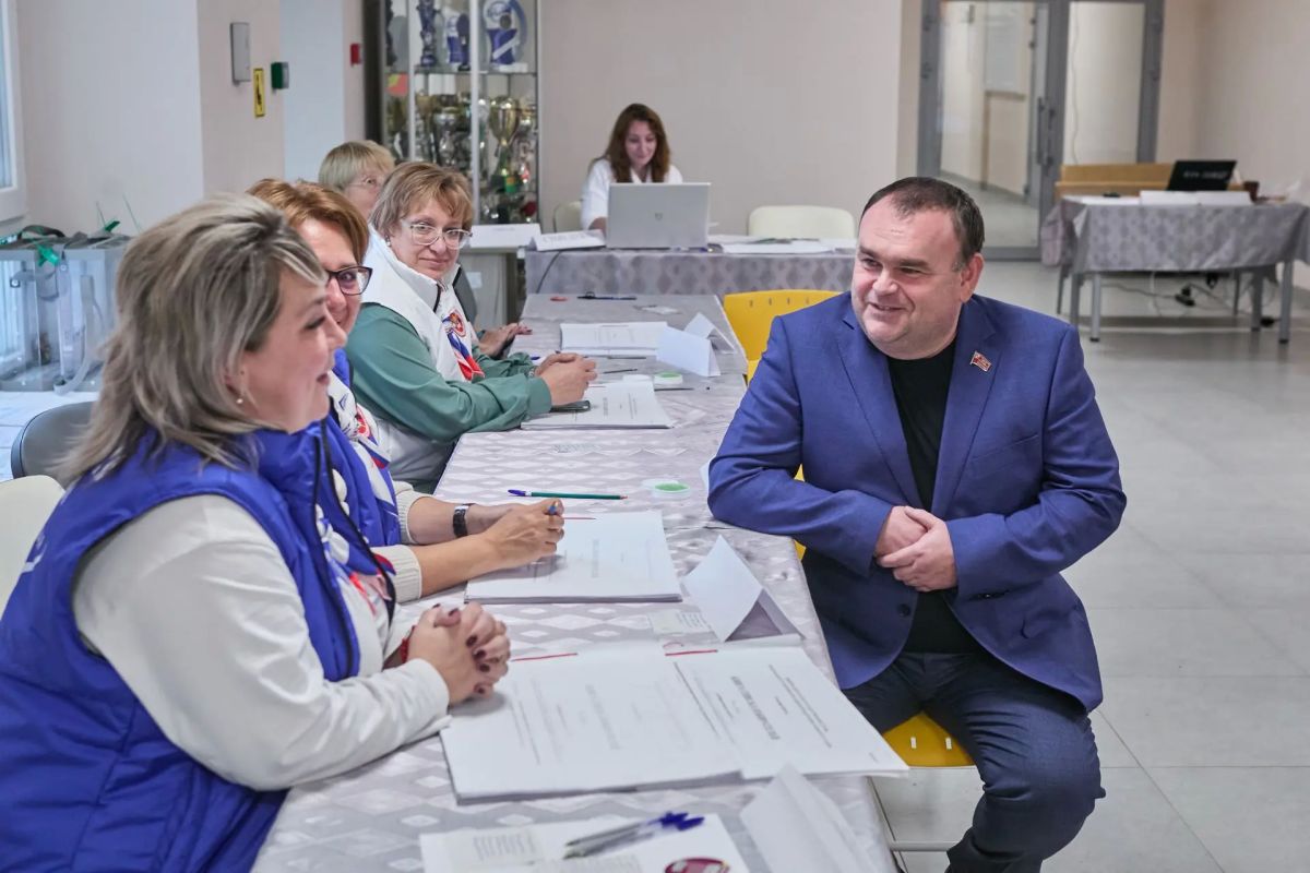 Депутат горсовета Балашихи Юрий Илюшкин посетил избирательный участок № 74, расположенный в школе №18 в Балашихе Депутат горсовета Балашихи Юрий Илюшкин посетил избирательный участок № 74, расположенный в школе №18 в Балашихе