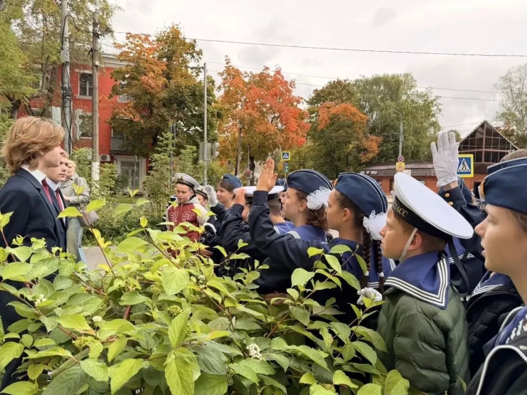 По волнам памяти: в Долгопрудном 11-классники провели экскурсию для юных речников По волнам памяти: в Долгопрудном 11-классники провели экскурсию для юных речников