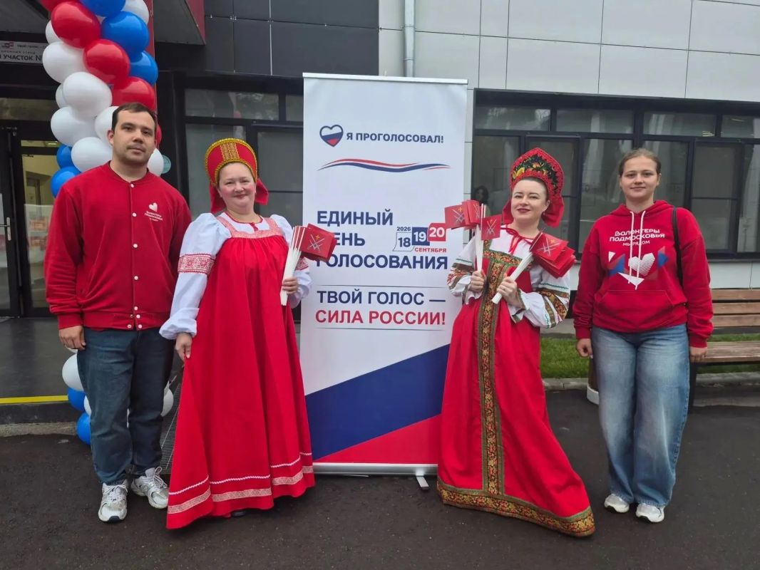 Волонтеры помогают на избирательных участках в Люберцах Волонтеры помогают на избирательных участках в Люберцах