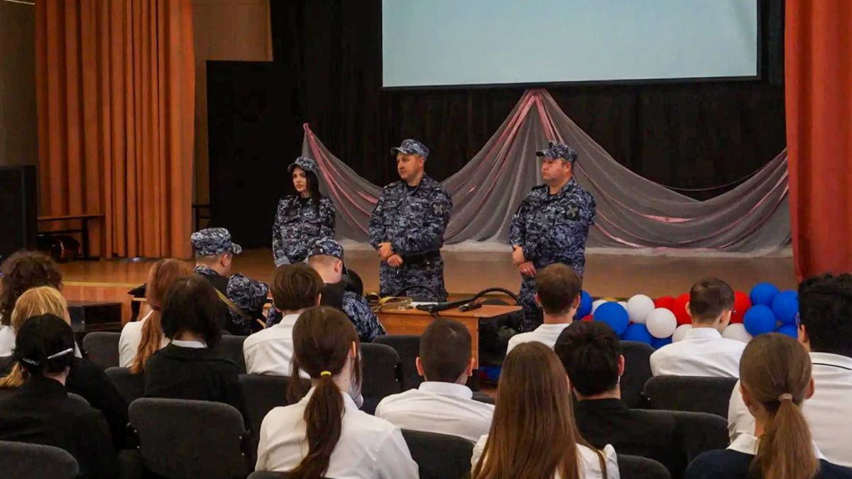 Росгвардейцы провели урок мужества для старшеклассников в Подмосковье Росгвардейцы провели урок мужества для старшеклассников в Подмосковье