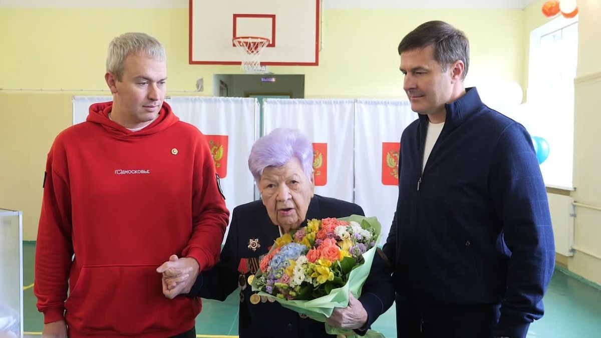 Владимир Волков: Пример для всех нас!. 100-летняя ветеран Великой Отечественной войны Адельфина Михайловна Мазятова проголосовала на выборах депутатов Госдумы и Мособлдумы на избирательном участке в Дзержинском