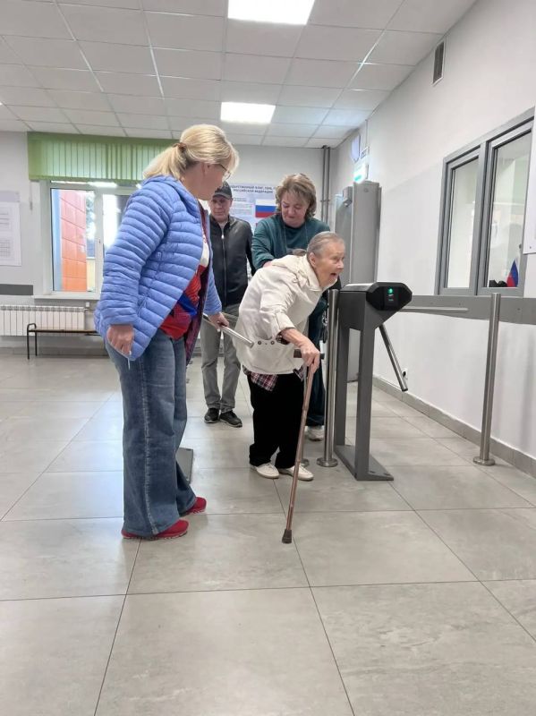 «Волонтеры Подмосковья» Городского округа Пушкинский не сбавляют темп и продолжают свою важную миссию на избирательных участках: они помогают с навигацией, подсказывают, куда пройти и как оформить документы, окружают заботой... «Волонтеры Подмосковья» Городского округа Пушкинский не сбавляют темп и продолжают свою важную миссию на избирательных участках: они помогают с навигацией, подсказывают, куда пройти и как оформить документы, окружают заботой...