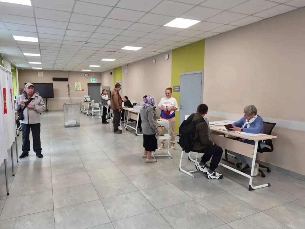 «Волонтеры Подмосковья» Городского округа Пушкинский не сбавляют темп и продолжают свою важную миссию на избирательных участках: они помогают с навигацией, подсказывают, куда пройти и как оформить документы, окружают заботой... «Волонтеры Подмосковья» Городского округа Пушкинский не сбавляют темп и продолжают свою важную миссию на избирательных участках: они помогают с навигацией, подсказывают, куда пройти и как оформить документы, окружают заботой...