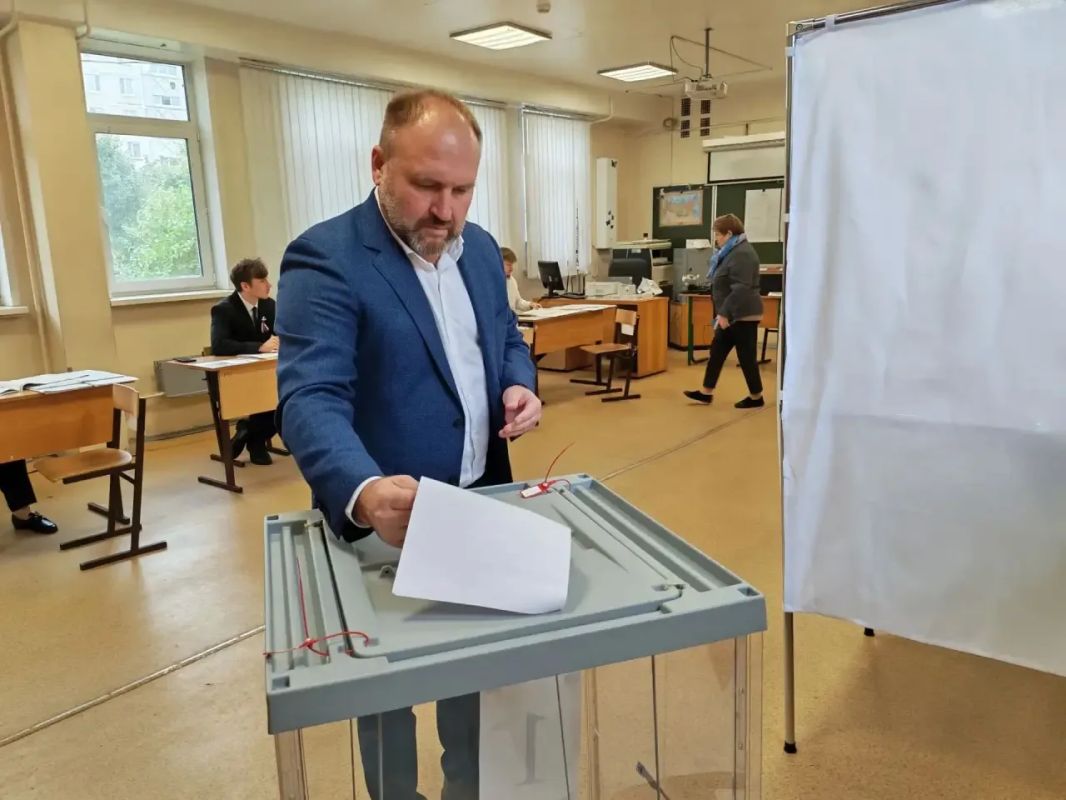 Депутат Совета депутатов Владимир Синякин проголосовал на выборах депутатов в Госдуму и Мособлдуму Депутат Совета депутатов Владимир Синякин проголосовал на выборах депутатов в Госдуму и Мособлдуму