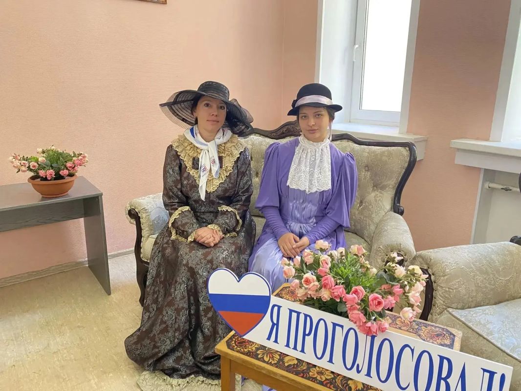 Второй день голосования на избирательном участке №1829, расположенном на базе культурного центра «Красный Электрик» в Ногинске, проходит в особой, по-настоящему праздничной атмосфере Второй день голосования на избирательном участке №1829, расположенном на базе культурного центра «Красный Электрик» в Ногинске, проходит в особой, по-настоящему праздничной атмосфере