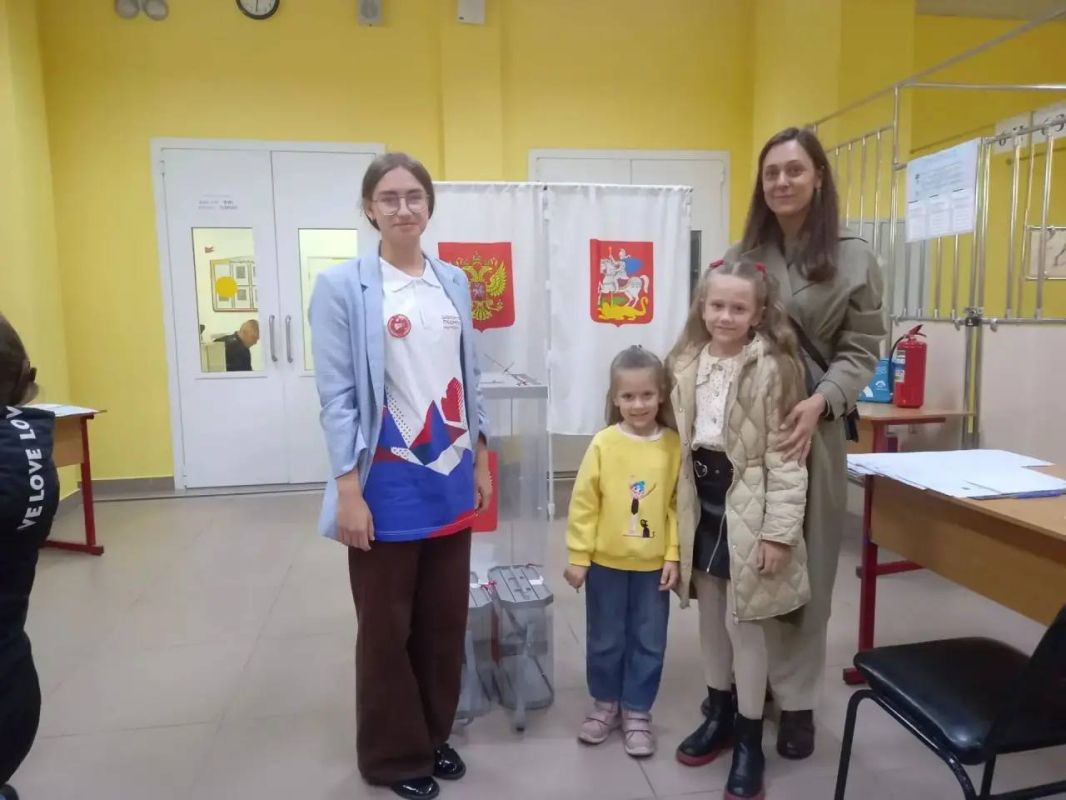 «Волонтеры Подмосковья» Городского округа Пушкинский не сбавляют темп и продолжают свою важную миссию на избирательных участках: они помогают с навигацией, подсказывают, куда пройти и как оформить документы, окружают заботой... «Волонтеры Подмосковья» Городского округа Пушкинский не сбавляют темп и продолжают свою важную миссию на избирательных участках: они помогают с навигацией, подсказывают, куда пройти и как оформить документы, окружают заботой...