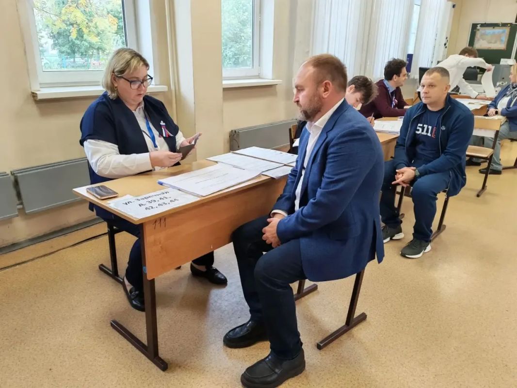 Депутат Совета депутатов Владимир Синякин проголосовал на выборах депутатов в Госдуму и Мособлдуму