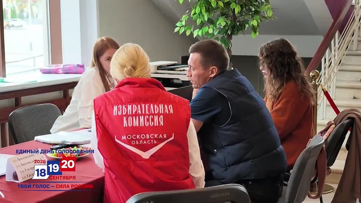 Александр Легков проверил работу избирательного участка в Королёве