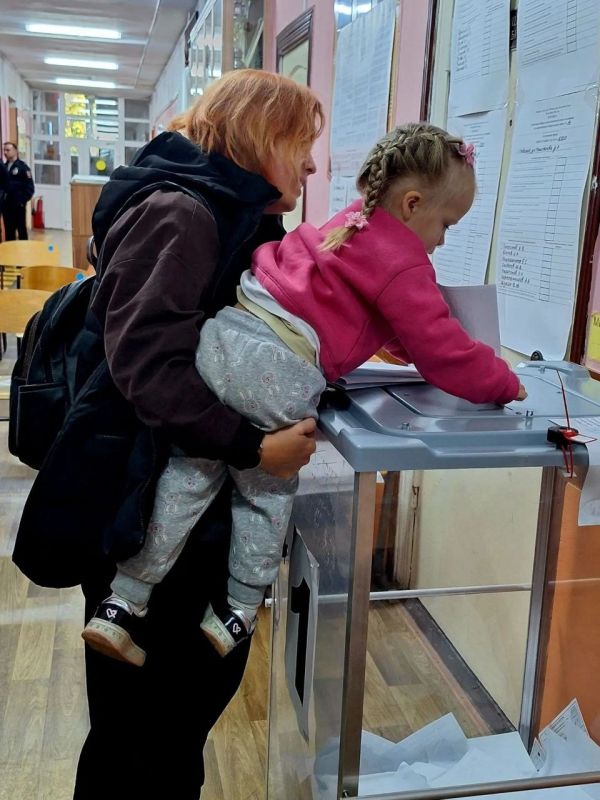 Голосуем семьями: на избирательных участках Подольска родители приходят на выборы вместе с детьми Голосуем семьями: на избирательных участках Подольска родители приходят на выборы вместе с детьми