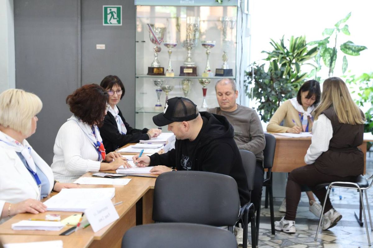 Жители Химок продолжают голосовать на выборах депутатов Жители Химок продолжают голосовать на выборах депутатов
