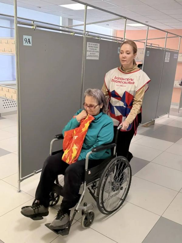 «Волонтеры Подмосковья» Городского округа Пушкинский не сбавляют темп и продолжают свою важную миссию на избирательных участках: они помогают с навигацией, подсказывают, куда пройти и как оформить документы, окружают заботой... «Волонтеры Подмосковья» Городского округа Пушкинский не сбавляют темп и продолжают свою важную миссию на избирательных участках: они помогают с навигацией, подсказывают, куда пройти и как оформить документы, окружают заботой...