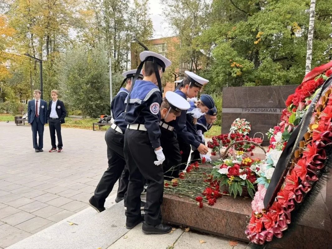 По волнам памяти: в Долгопрудном 11-классники провели экскурсию для юных речников По волнам памяти: в Долгопрудном 11-классники провели экскурсию для юных речников