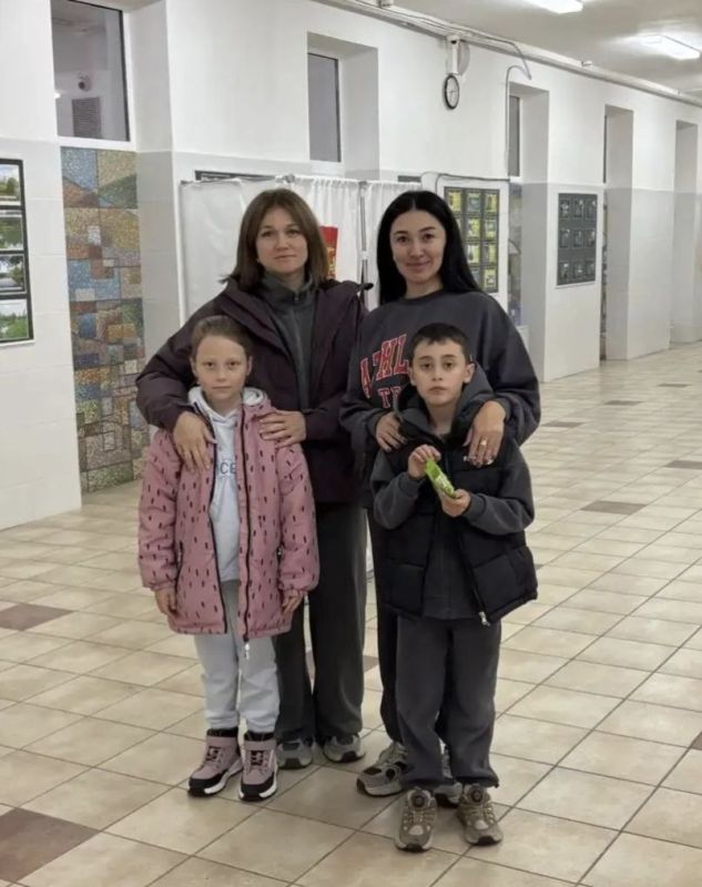 Голосуем семьями: на избирательных участках Подольска родители приходят на выборы вместе с детьми Голосуем семьями: на избирательных участках Подольска родители приходят на выборы вместе с детьми