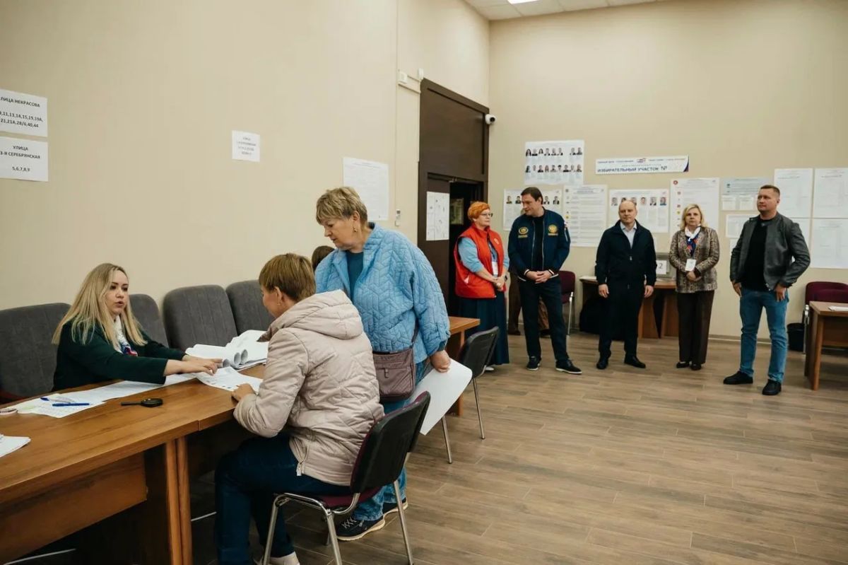 Максим Красноцветов: Вместе с Сергеем Пахомовым и Михаилом Жданом посетили несколько избирательных участков нашего округа, которые находятся в Доме культуры «Пушкино» и здании Администрации на улице Некрасова Максим Красноцветов: Вместе с Сергеем Пахомовым и Михаилом Жданом посетили несколько избирательных участков нашего округа, которые находятся в Доме культуры «Пушкино» и здании Администрации на улице Некрасова