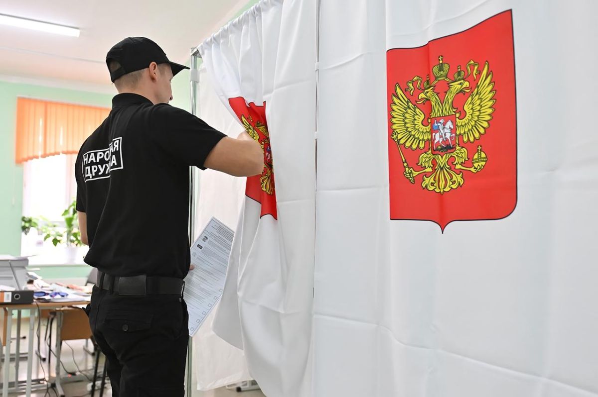 Народный дружинник микрорайона Кузнечики пришел на выборы вместе с семьей Народный дружинник микрорайона Кузнечики пришел на выборы вместе с семьей
