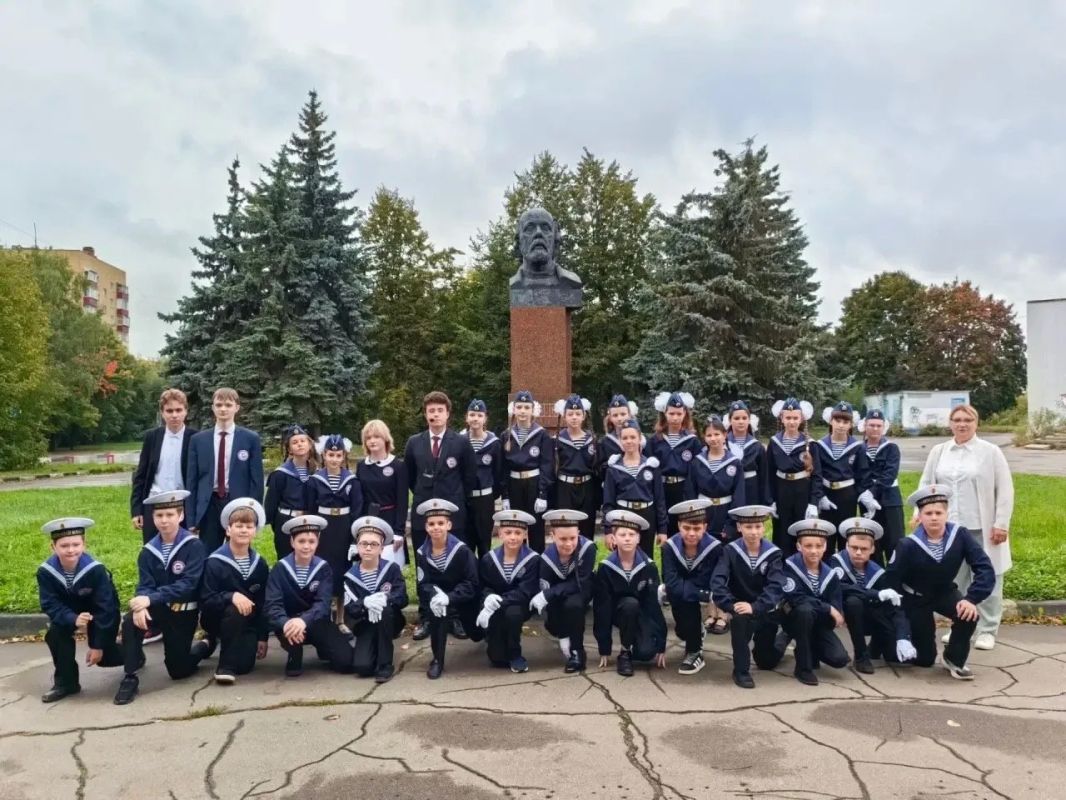 По волнам памяти: в Долгопрудном 11-классники провели экскурсию для юных речников По волнам памяти: в Долгопрудном 11-классники провели экскурсию для юных речников